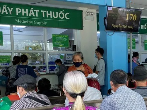 Rồng rắn chờ nhận thuốc bảo hiểm y tế bệnh viện tuyến trên: 'Bệnh nhân chúng tôi đâu muốn'