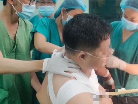 Cứu sống người đàn ông bị cây gỗ đâm xuyên ngực