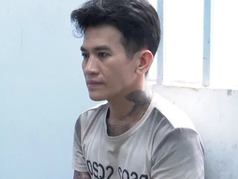 Vĩnh Long: Kiểm tra ô tô có dấu hiệu nghi vấn, phát hiện 3 khẩu súng cùng nhiều vũ khí