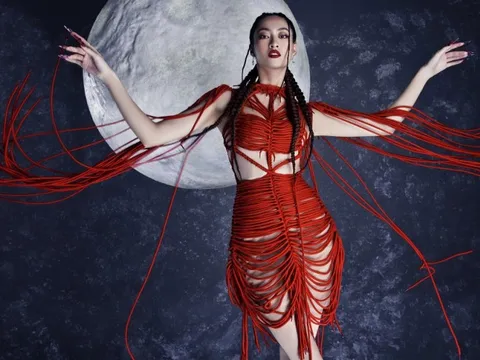 Hoa hậu Lương Thuỳ Linh mặc đầm kết từ 200 sợi dây đỏ