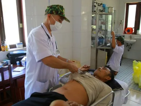 Trực thăng đưa ngư dân bị tai nạn lao động từ đảo về đất liền điều trị