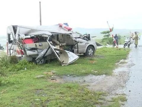 Hiện trường vụ tai nạn khiến 3 người trên xe cấp cứu bị thương