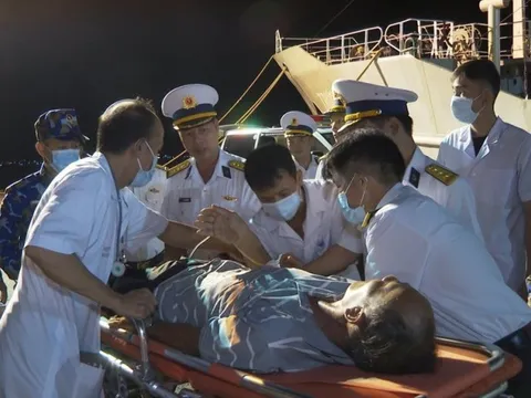 Khánh Hòa: Đưa ngư dân tỉnh Bình Định bị viêm phổi về đến bờ an toàn