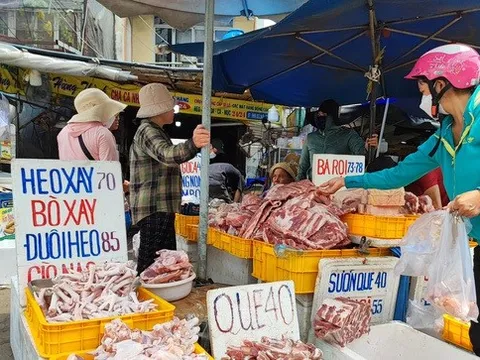 Thịt heo đông lạnh rẻ ngỡ ngàng, 'càn quét' các chợ, chất lượng 'hên xui'