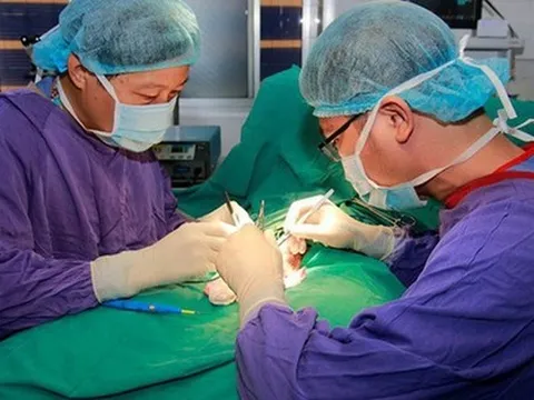 Cấy 16 viên bi vào của quý, thanh niên phải cầu cứu bác sĩ