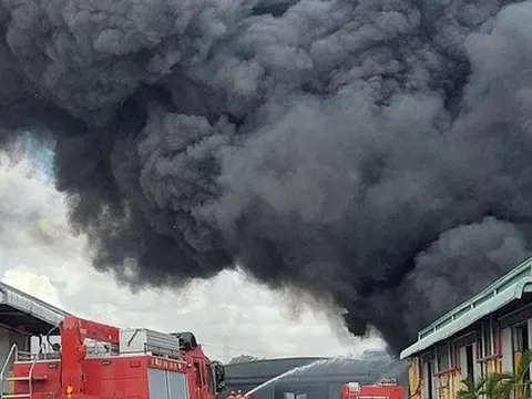 Hàng chục cảnh sát chữa cháy tại một kho hàng, cột khói đen cao hàng chục mét