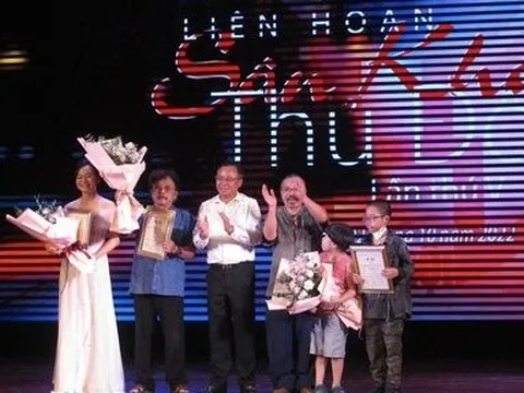 Nhà văn Chu Lai nhận giải Tác giả xuất sắc ở Liên hoan Sân khấu Thủ đô