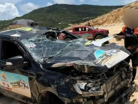 Xe bán tải lộn nhiều vòng trong giải đua xe địa hình ở Khánh Hòa