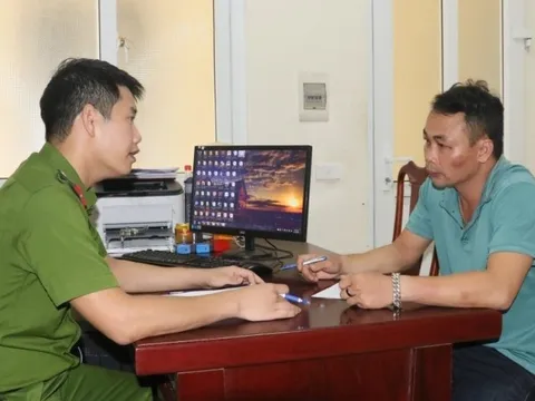 Tạm giữ tài xế ô tô tông xe máy và kéo lê hơn 2km