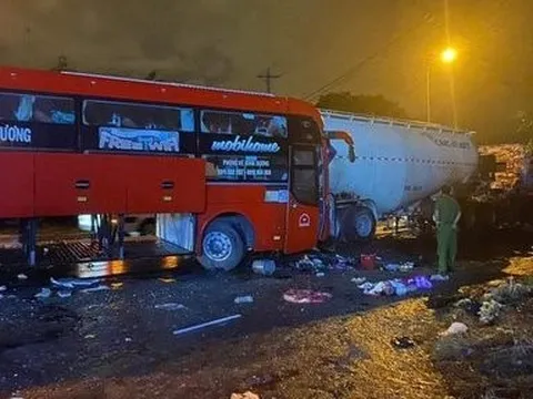 Bình Thuận: Xe giường nằm tông xe bồn đang cháy, nhiều người bị thương