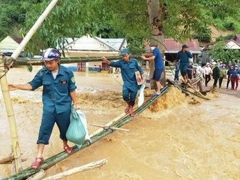 Nhiều tổ chức, cá nhân chuyển hàng cứu trợ cho người dân vùng lũ