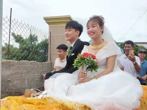 Mưa lũ ngập đường, chú rể dùng xe lôi rước dâu về nhà