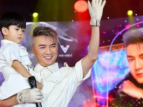 Đàm Vĩnh Hưng lần đầu công khai con trai ruột 3 tuổi giống hệt bố