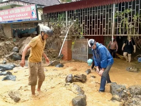 Người mẹ khóc nghẹn khi mất con gái hơn 4 tháng tuổi vì lũ quét