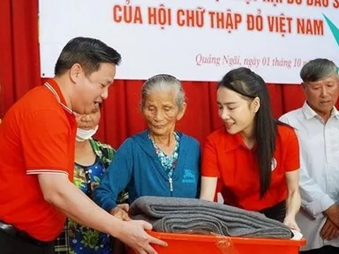 Nhã Phương đồng hành cùng Hội Chữ thập đỏ trao quà cho bà con ở Quảng Ngãi