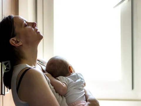 Mẹ trầm cảm sau sinh do con quấy khóc đêm: Chuyên gia chỉ ra việc cần làm