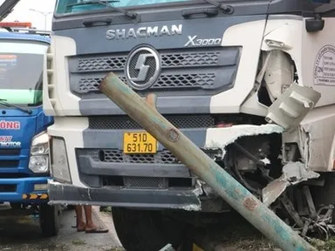 Vĩnh Long: Container gặp nạn, ùn ứ cục bộ hàng km