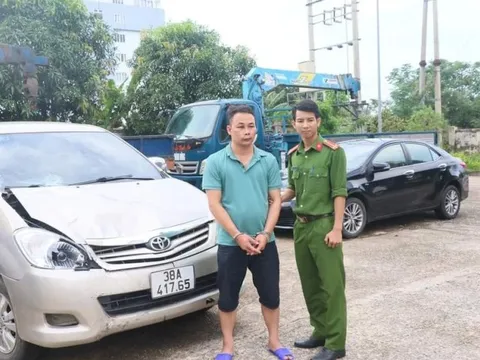 Bắt tài xế ô tô kéo lê xe máy giữa đường, chống đối cảnh sát