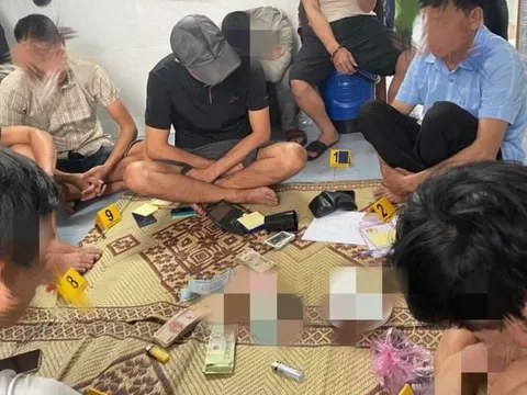 Quảng Bình: Đang thi nhau "sát phạt", các con bạc bất ngờ bị công an bắt quả tang