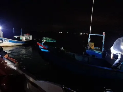 Khánh Hòa: Lật ghe ở biển Vạn Giã làm 1 người chết, 1 người mất tích