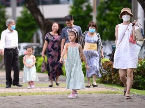 Số ca mắc COVID-19 giảm sâu, có cần tiếp tục đeo khẩu trang, khử khuẩn...?