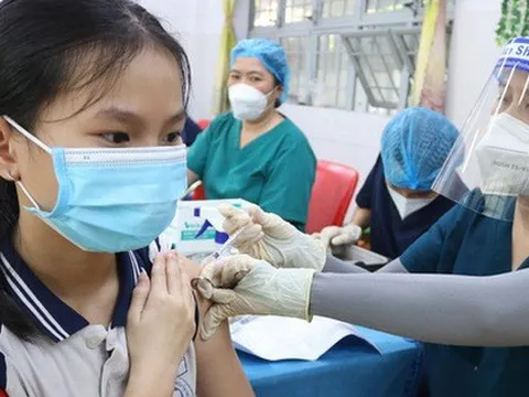 Tại sao TP.HCM tìm tên 579 nhân viên y tế không cho con chích vắc xin COVID-19?