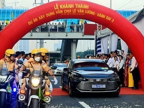 Cận cảnh hầm chui Lê Văn Lương ngày đầu thông xe