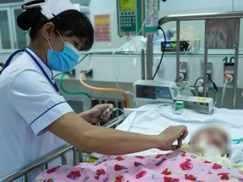 Trẻ nhập viện tăng, Khoa Cấp cứu Bệnh viện Nhi đồng 2 TP.HCM khám bệnh xuyên đêm