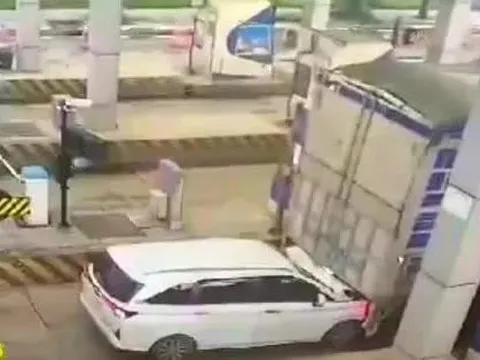 CLIP: Né phí qua trạm BOT Quảng Trị, ôtô bám theo xe tải bị va chạm nát đầu