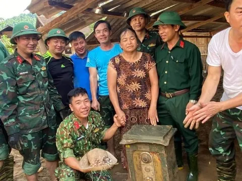 Bộ đội tìm thấy két sắt sau lũ quét, người dân mừng rơi nước mắt