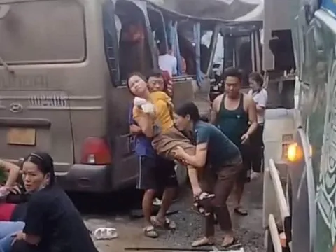 Nghệ An: Xe đầu kéo đâm xe đưa đón công nhân, 18 người nhập viện