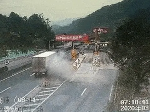 Clip: Xe container bỗng nhiên bốc cháy trên đường cao tốc