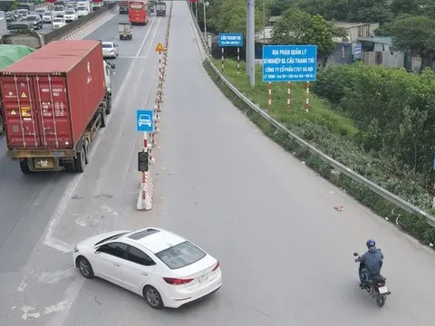 Ảnh: Cầu Thanh Trì phân luồng lại làn xe, ô tô vẫn tự do đi vào làn xe máy khiến giao thông lộn xộn