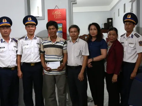 Bộ Tư lệnh Vùng 2 cảnh sát biển hỗ trợ người dân Lý Sơn bị thiệt hại do bão số 4