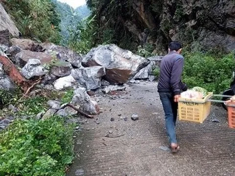 Quảng Bình: Sạt lở đá khiến 3 bản miền núi bị cô lập