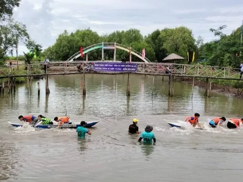 Về Đất Mũi xem kéo co trên xuồng ba lá