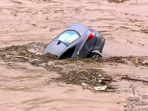 Nghệ An: Gia đình bất lực nhìn lũ quét cuốn xe ô tô trôi hơn 10km