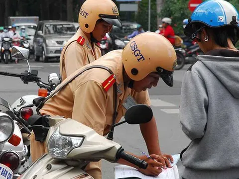 Khi nộp tiền phạt phải xuất trình văn bản chứng minh thời điểm nhận quyết định xử phạt vi phạm hành chính