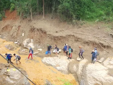 Giáo viên gùi lương thực, băng rừng về trường sau lũ quét