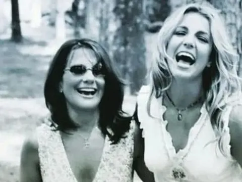 Britney Spears nguyền rủa mẹ ruột sau lời xin lỗi