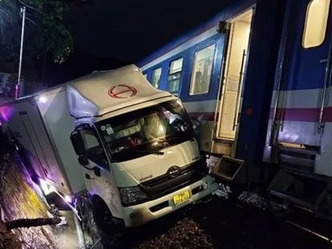 Khánh Hòa: Tàu lửa va chạm ô tô tải ở đường ngang gây hư hỏng
