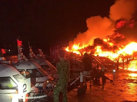 NÓNG: Hàng loạt ca nô tại bến du lịch Cửa Đại bốc cháy dữ dội