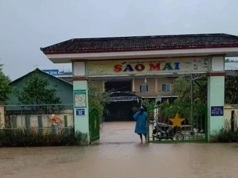 Mưa lớn khiến nước tràn lên quốc lộ ở Huế, cô lập nhiều nơi ở vùng núi Quảng Trị