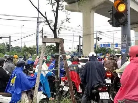 TP HCM: Sáng sớm, hàng ngàn phương tiện đánh vật dưới mưa