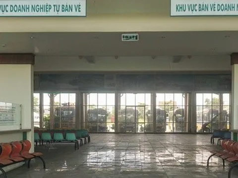 Khung cảnh bên trong bến xe bỏ hoang 10 năm ở Đà Nẵng, vừa bị ngân hàng rao bán để siết nợ