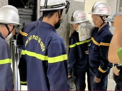 Giải cứu thiếu nữ mắc kẹt trong thang máy chung cư ở Hà Nội