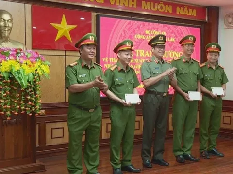 Thưởng nóng 3 đơn vị tham gia bắt đối tượng gây án sau 3 ngày ra tù