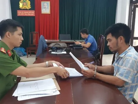 Huế: Bắt đối tượng 4 tiền án vô cớ đập phá nhiều ô tô đỗ trên đường của người dân