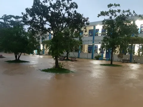 Miền Trung khẩn trương ứng phó với mưa lũ, sạt lở đất