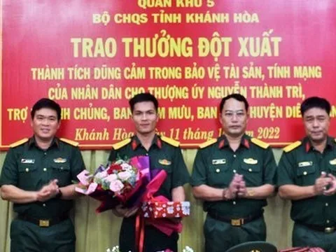Khen thưởng sĩ quan trẻ giúp dân bắt gọn đối tượng cướp xe máy